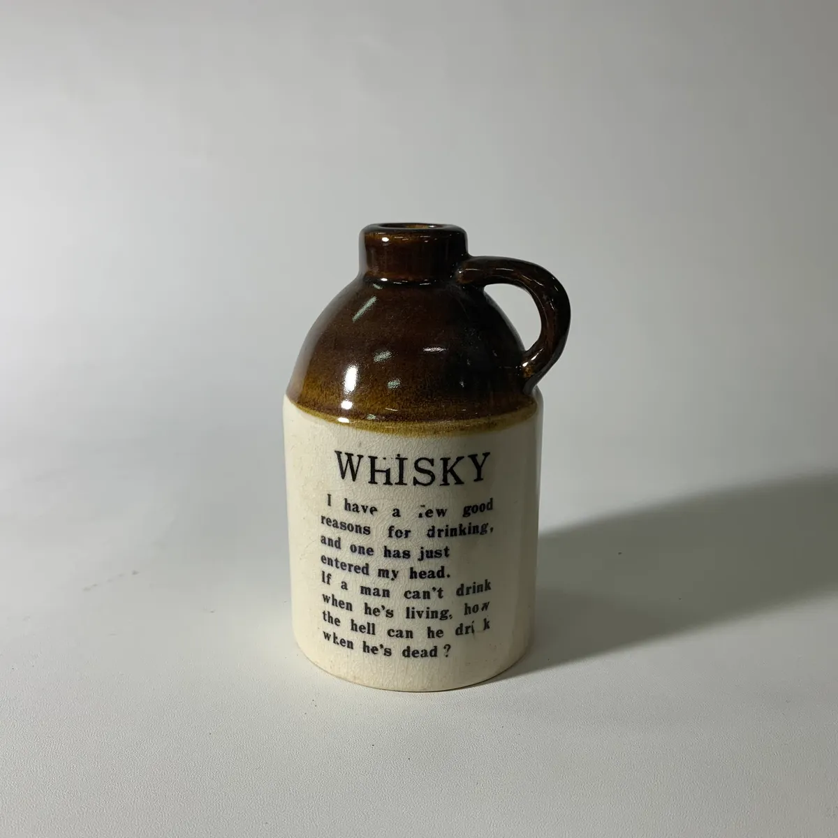 陶瓷棕色小壺