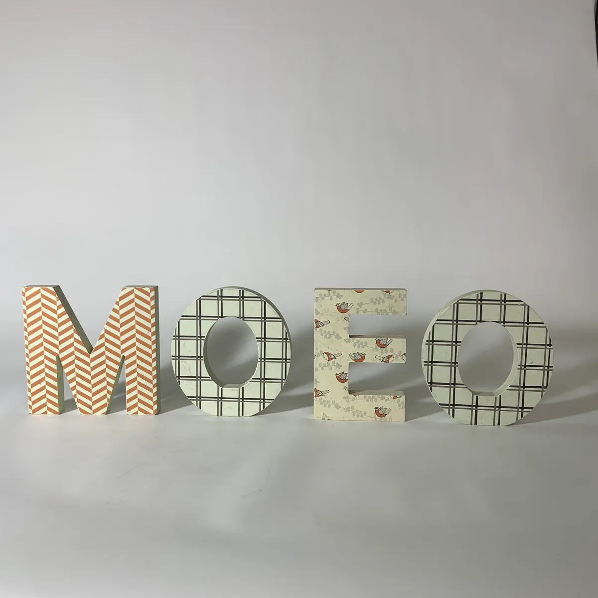 木質米色MOME字母擺飾