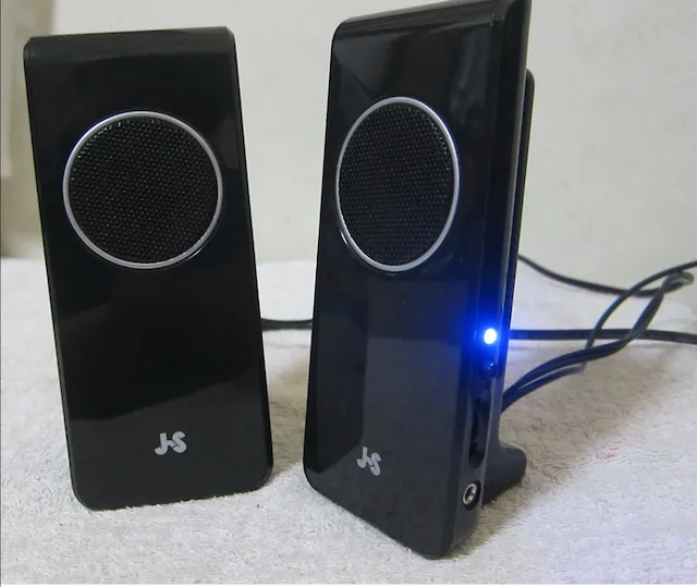 黑色電腦桌上喇叭