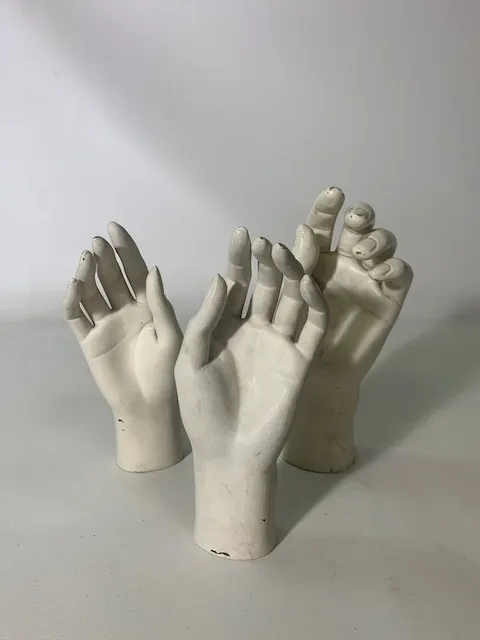 白色手石膏像