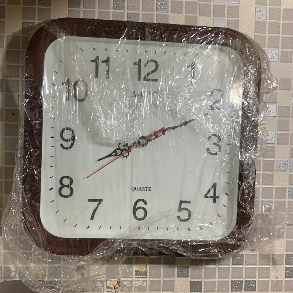 咖啡色塑膠掛鐘