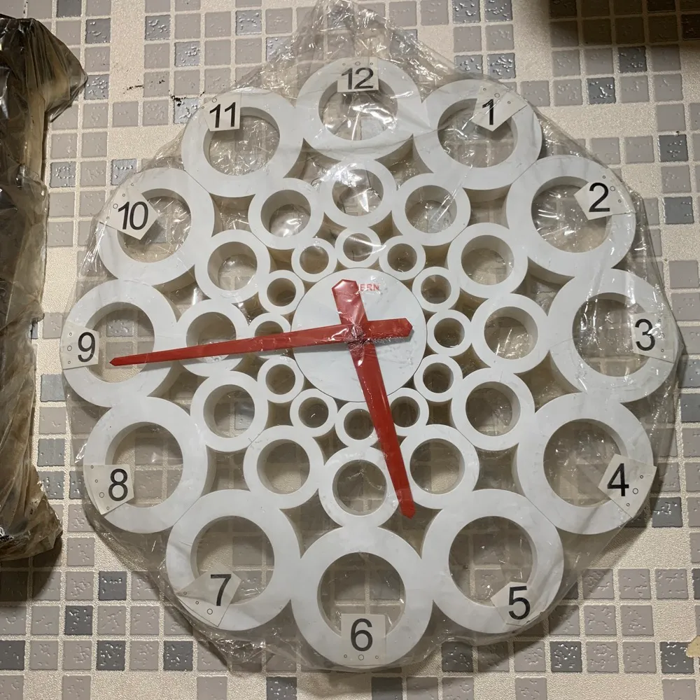 白色圈圈掛鐘