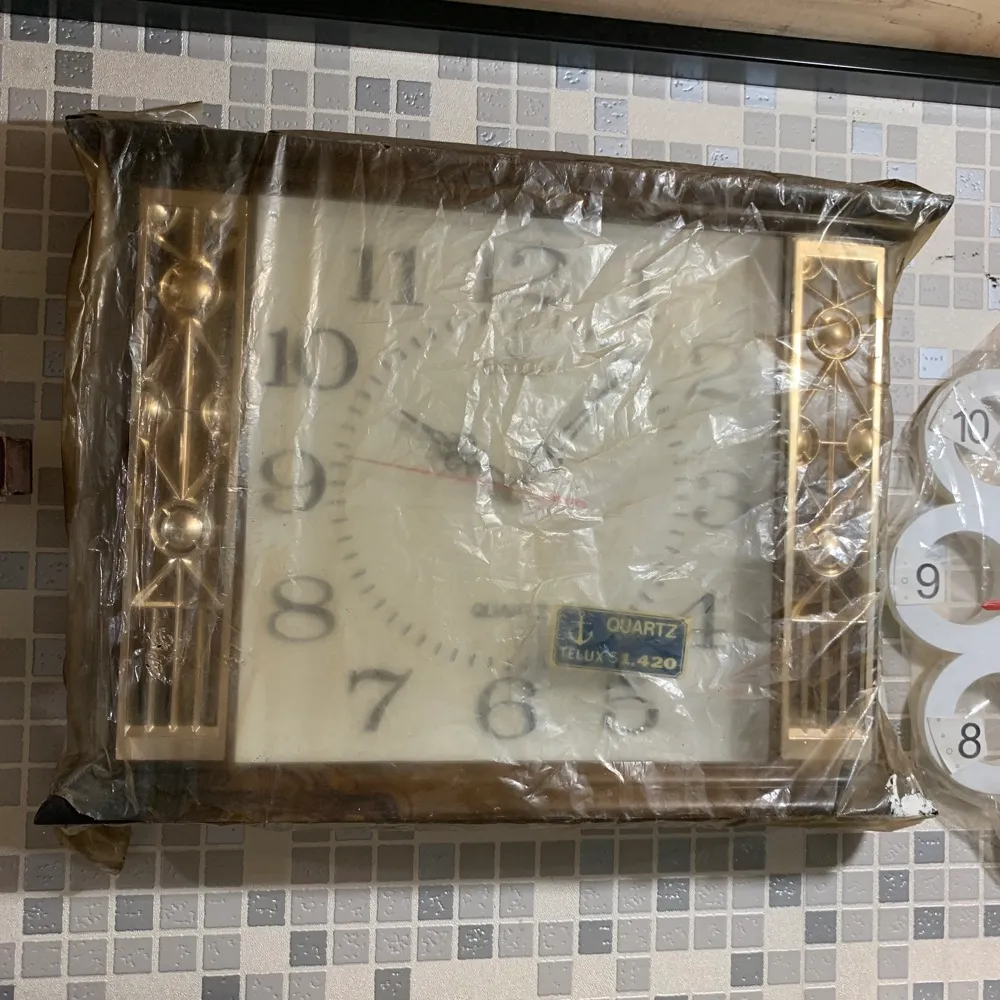咖啡色金邊掛鐘