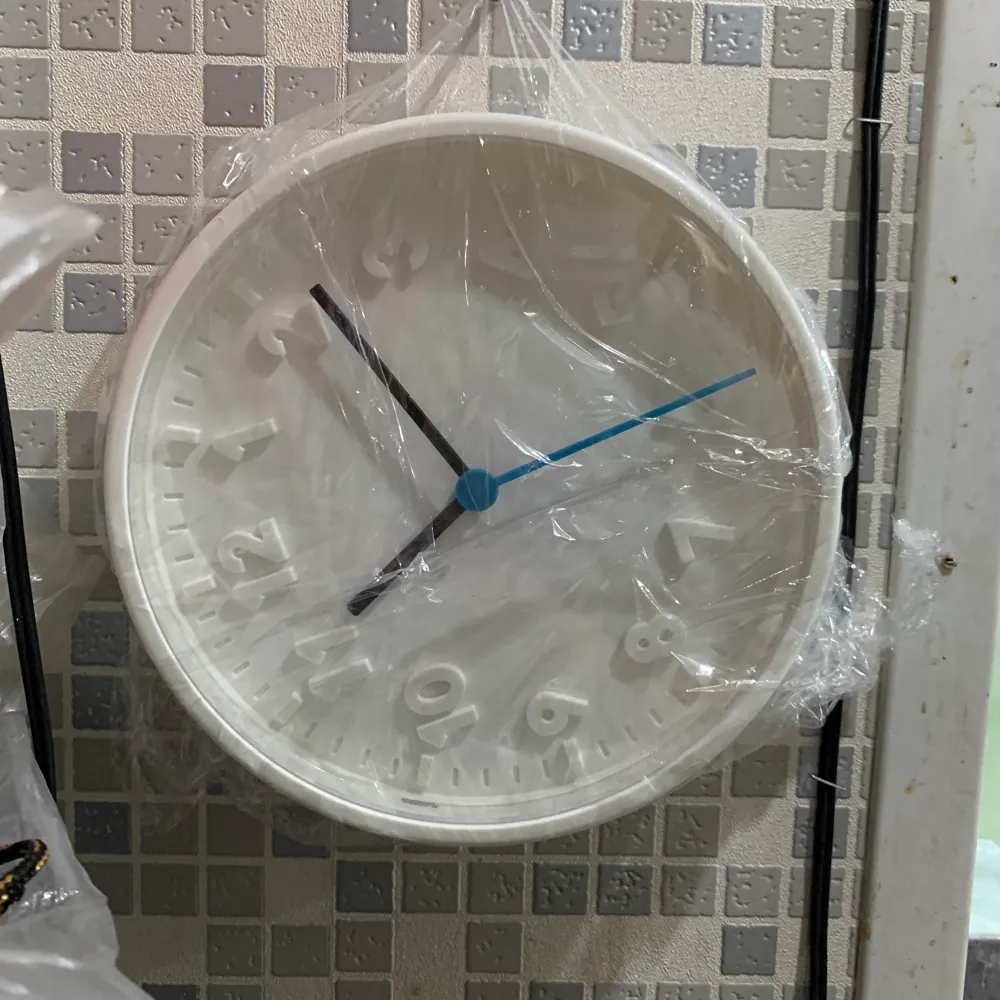 白色塑膠掛鐘