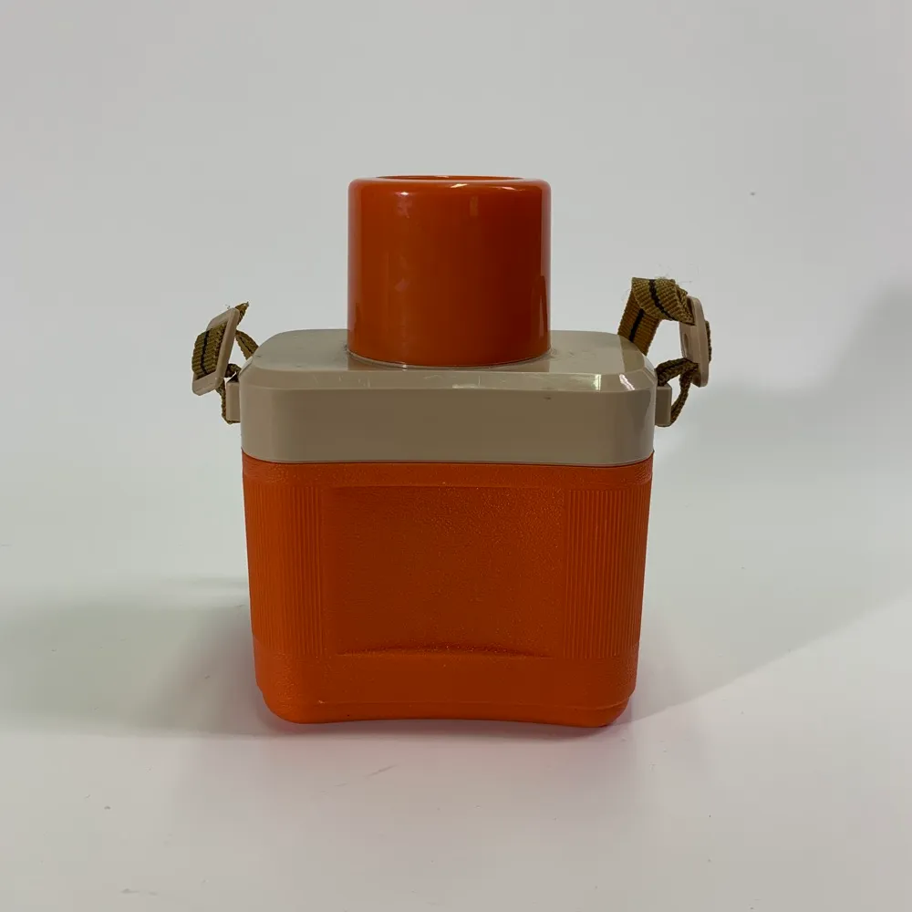 塑膠橘色水壺