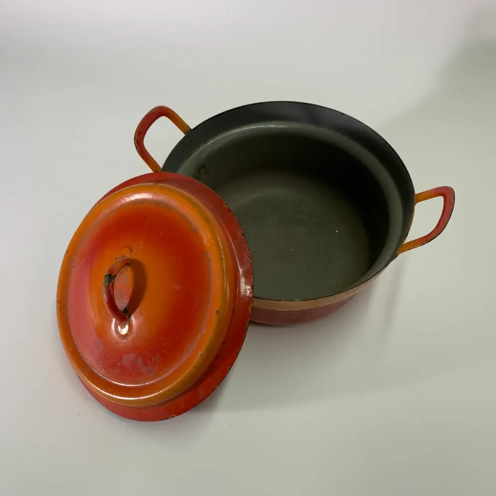 鑄鐵橘色雙耳湯鍋