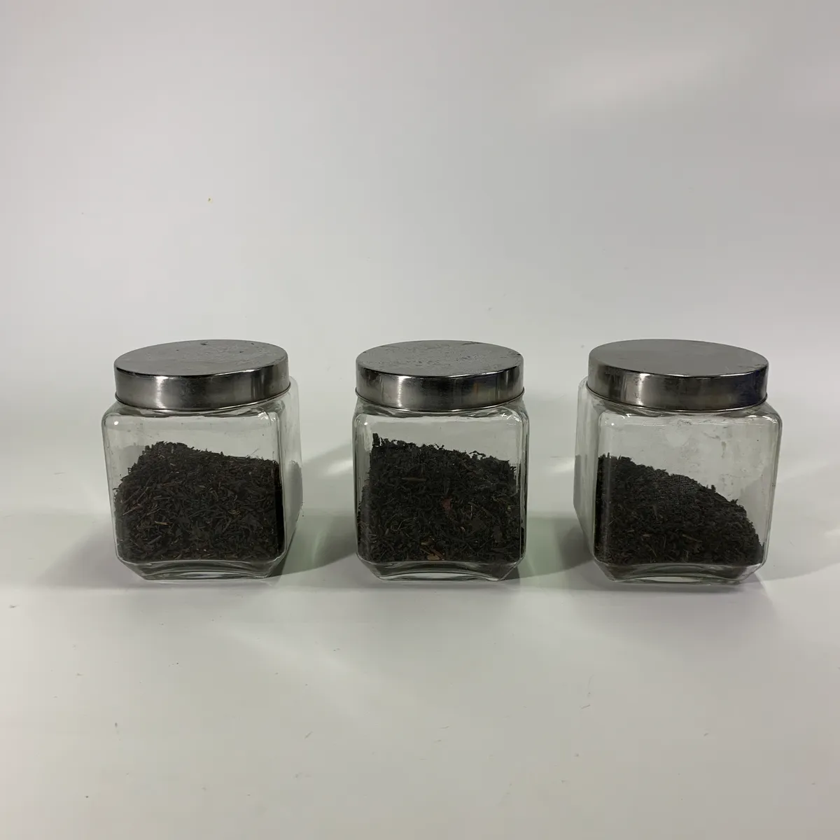 塑膠透明儲存罐(內含茶葉)