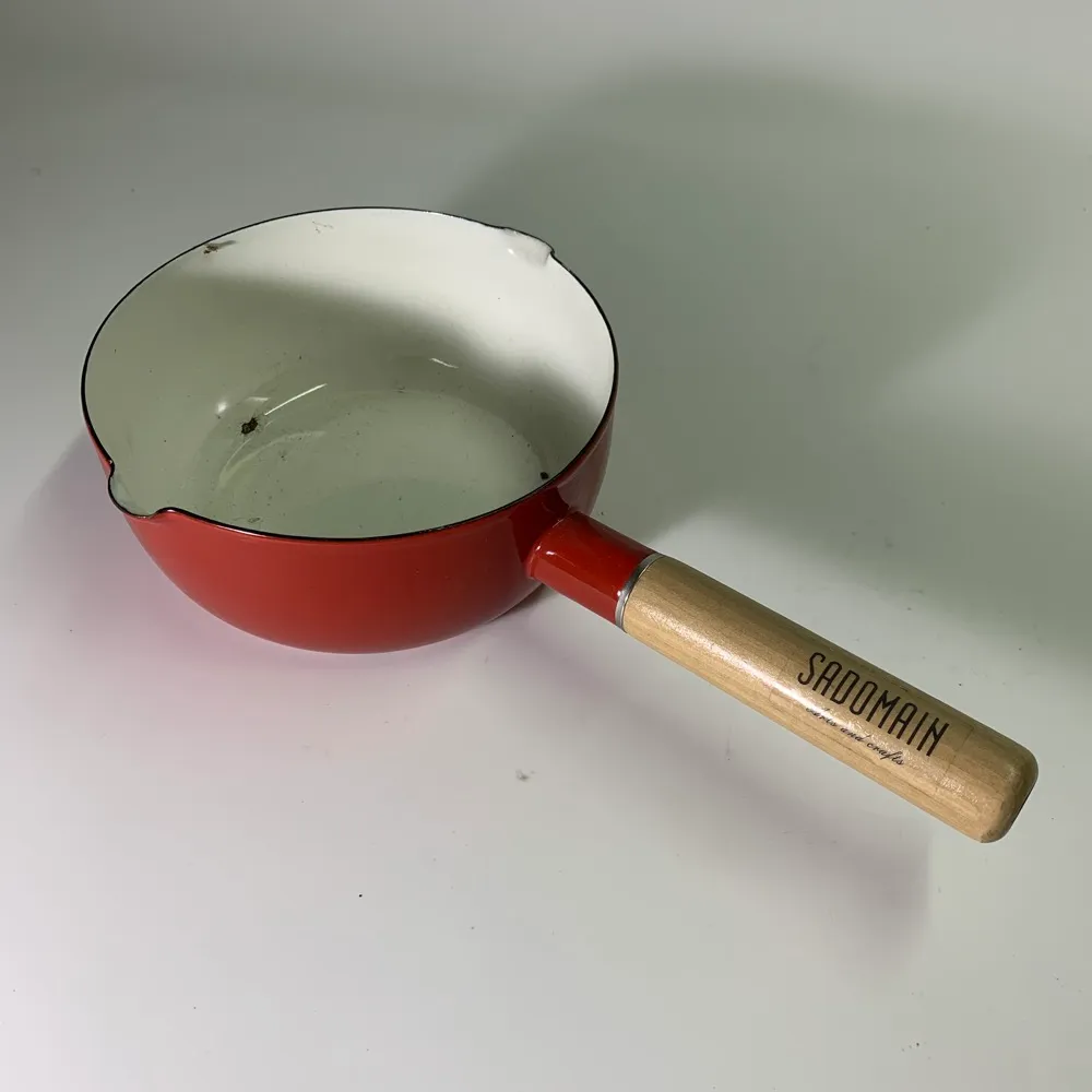 珐瑯紅色木柄牛奶鍋