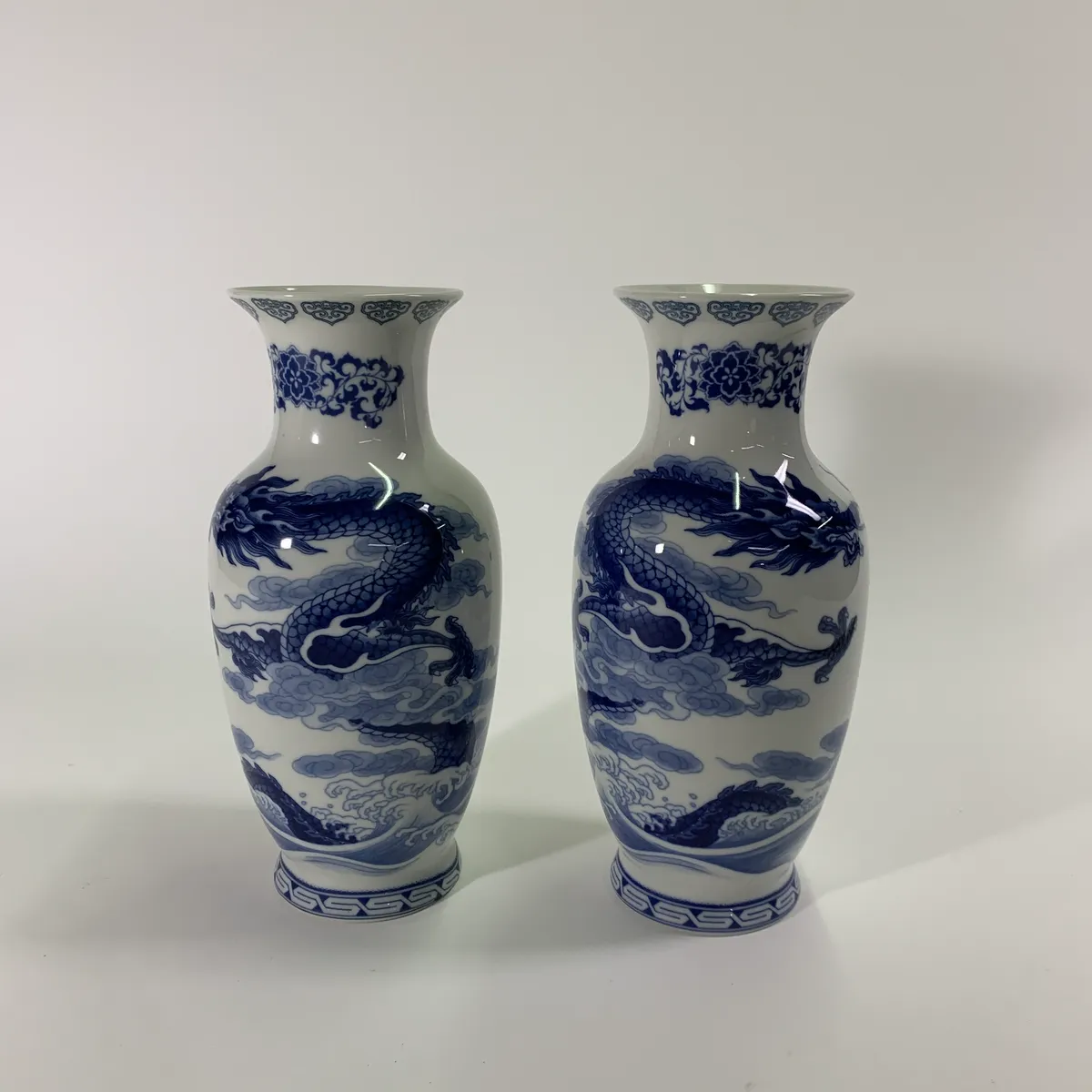 陶瓷藍色白色青花瓷龍圖騰花瓶
