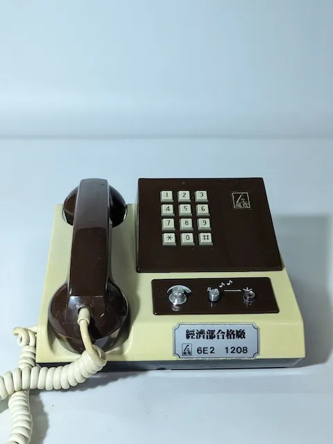 咖啡色塑膠有線電話