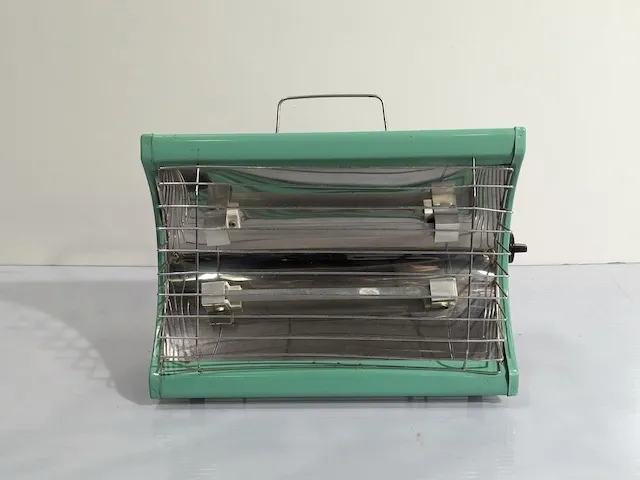 藍綠色電暖器