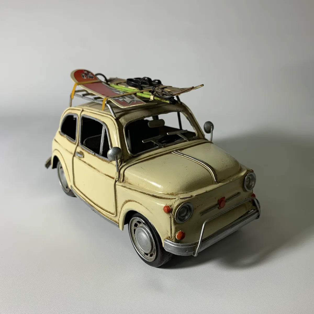 金屬米色汽車模型 3