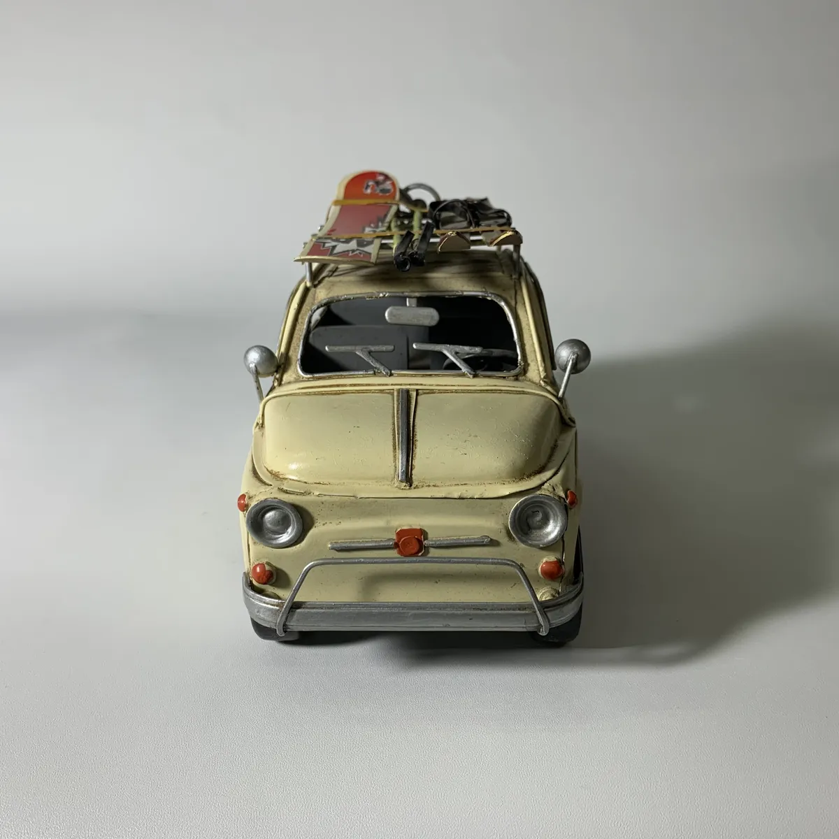 金屬米色汽車模型