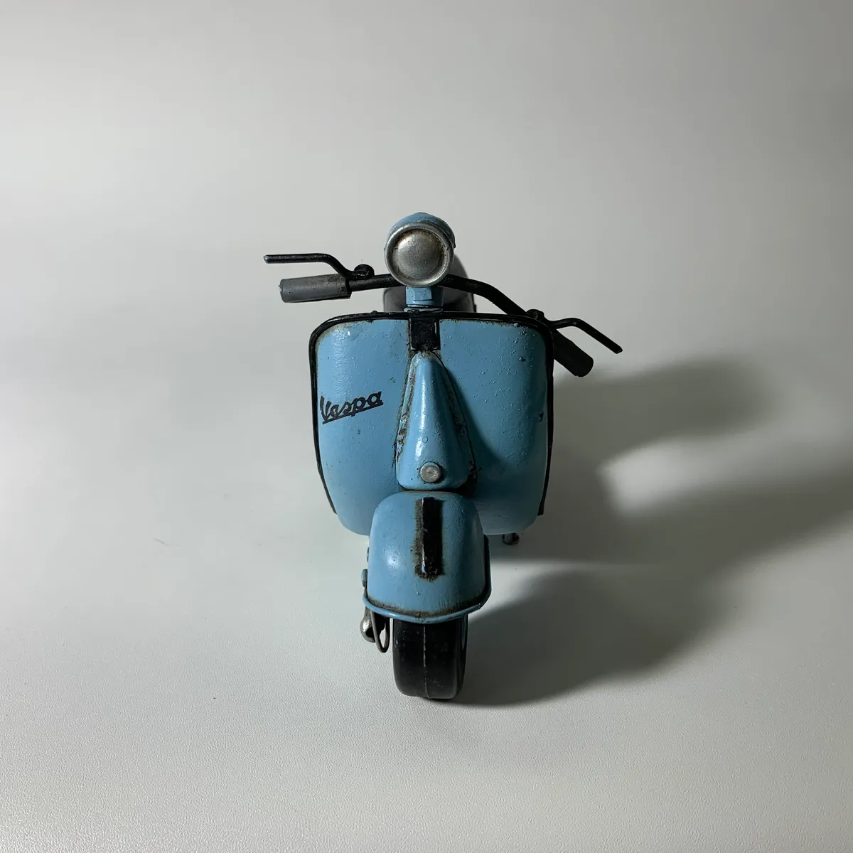 金屬藍色機車模型