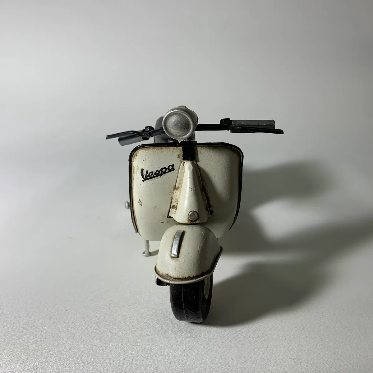 金屬米色機車模型 3