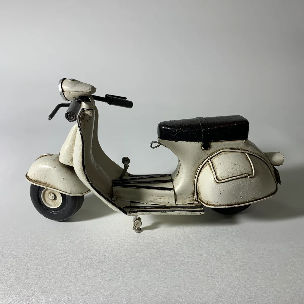 金屬米色機車模型