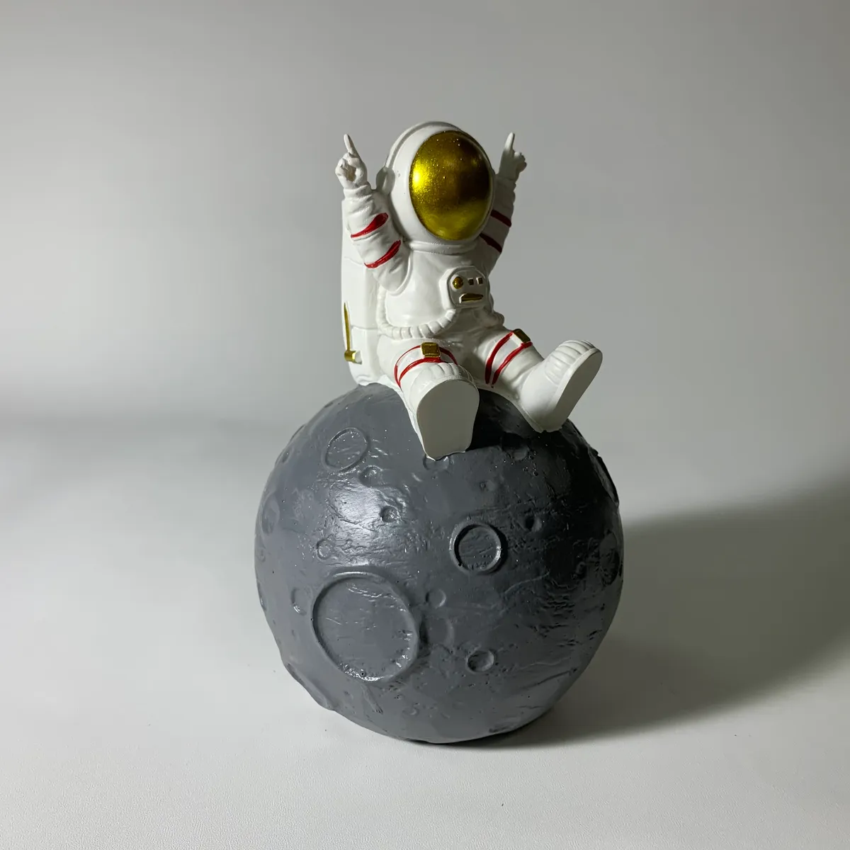 樹脂灰色太空人擺飾 2