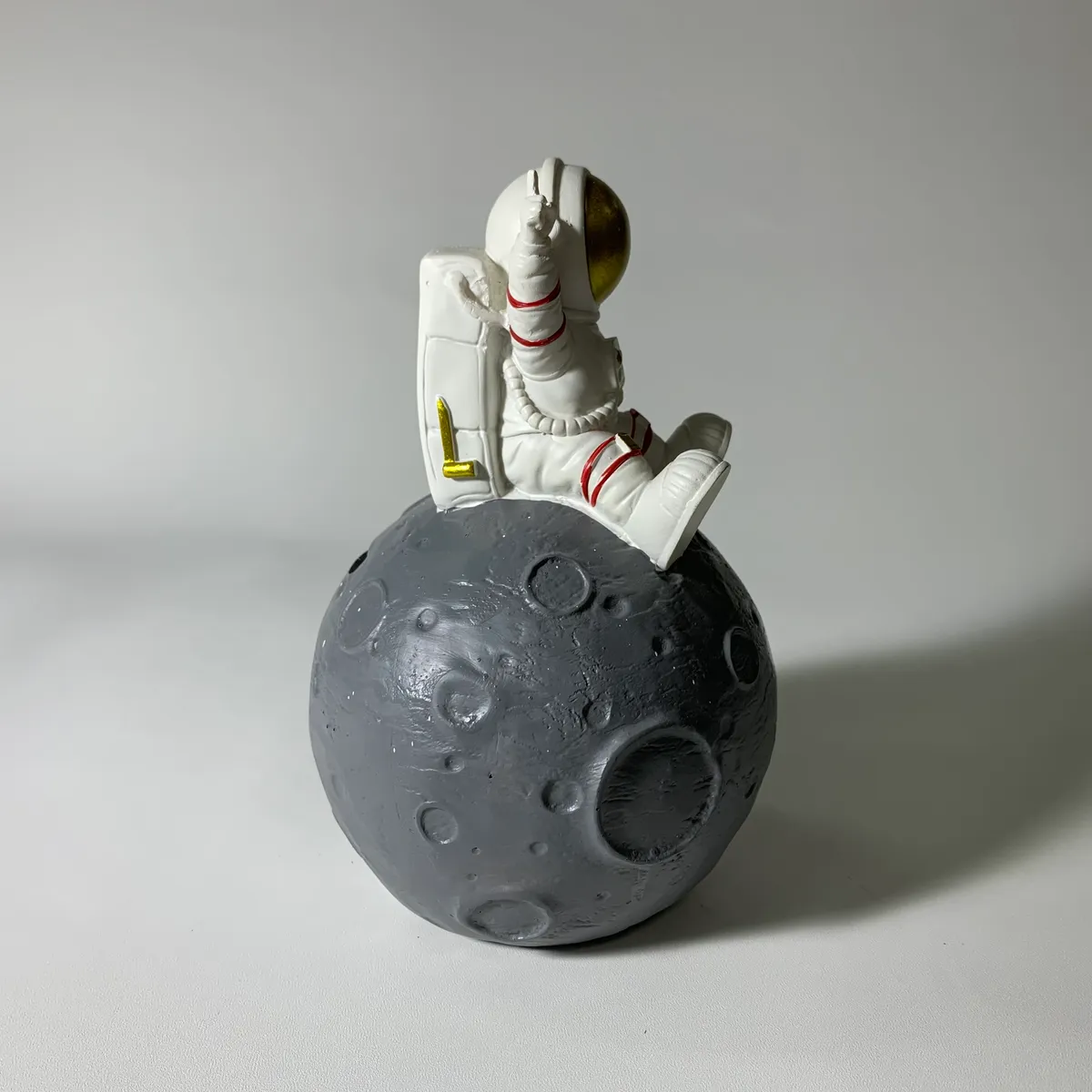 樹脂灰色太空人擺飾 3