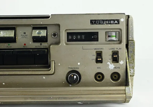 銀色toshiba video cassette recorder 4