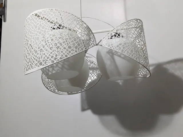 白色三燈頭簍空網罩吊燈