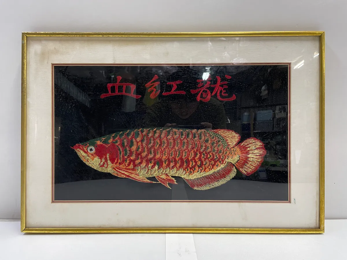 金鋁框<<血紅龍>>刺繡畫