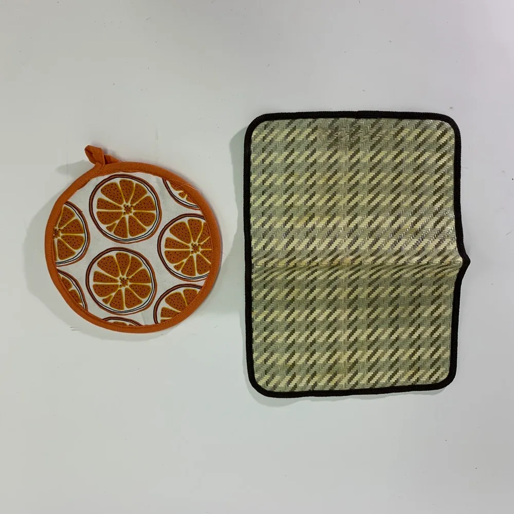 橘色圓墊 + 咖啡綠色長桌墊