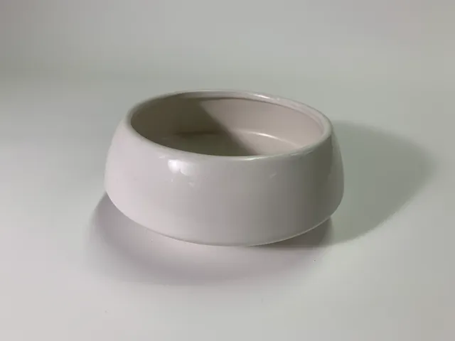 白色陶瓷淺花瓶