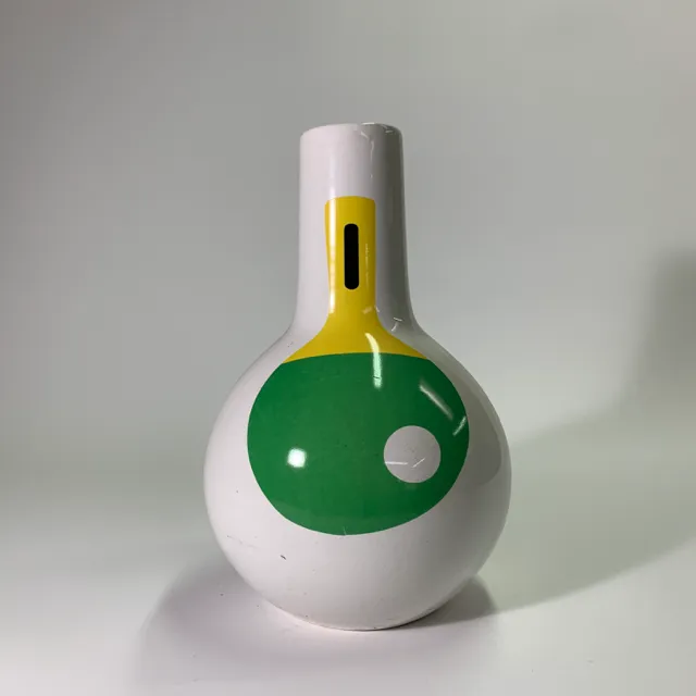 白色陶瓷高花瓶一面有圖案