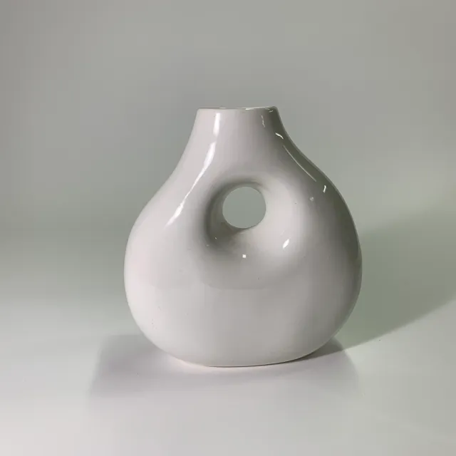 白色陶瓷花瓶中間有挖空