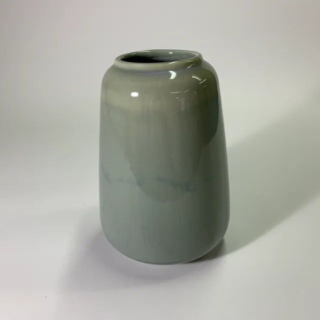 灰綠色桃瓷花瓶