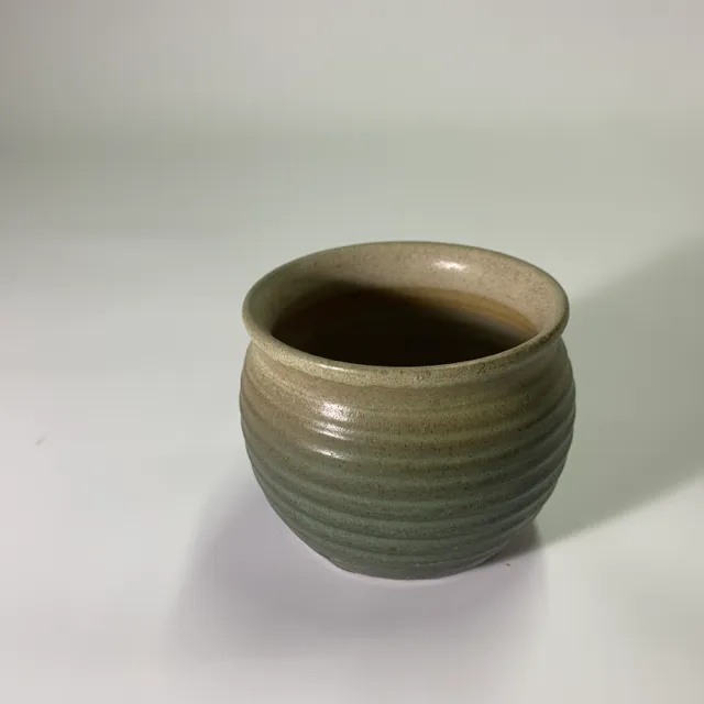 墨綠色陶瓷小花瓶