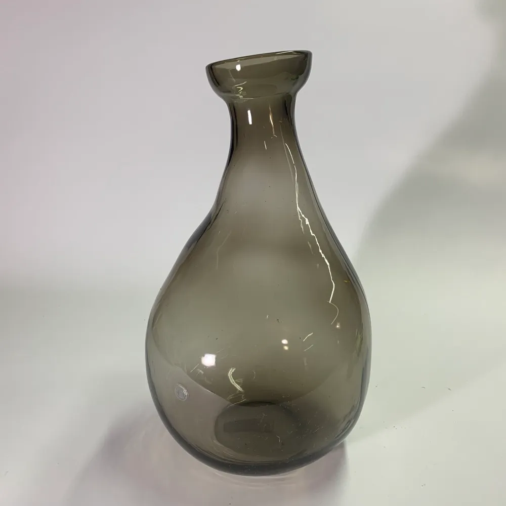 巨大咖啡色透明玻璃花瓶