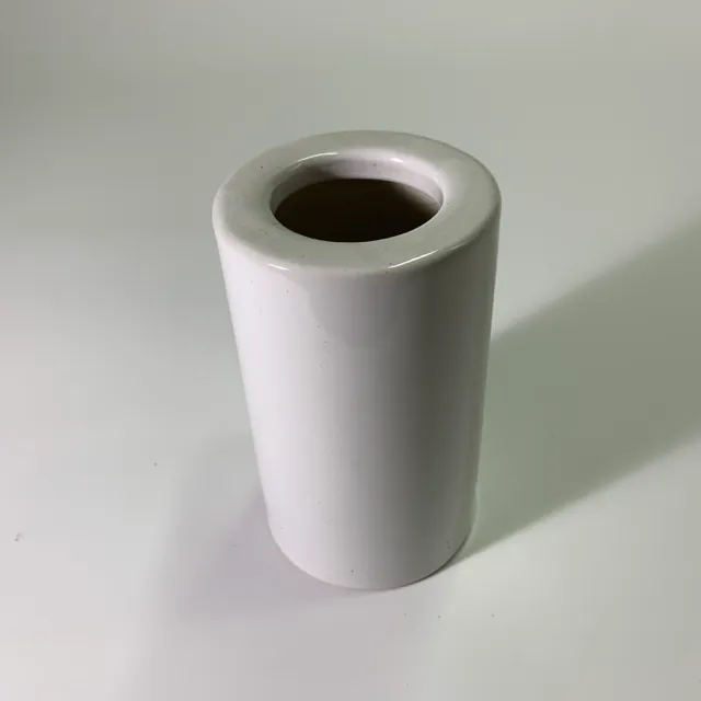 白色陶瓷花瓶