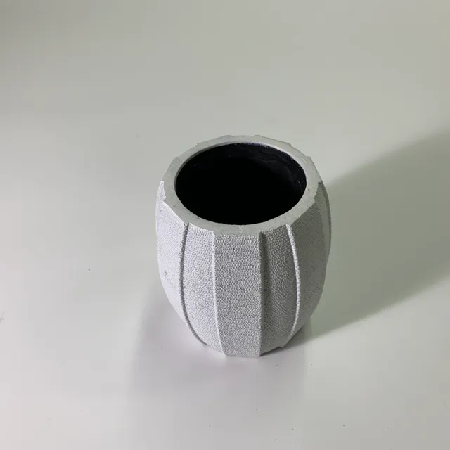 白色塑膠小花瓶
