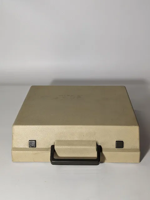 鐵質AEG OLYMPIATraveller De Luxe S Typewriter白色打字機(外殼白色) 2