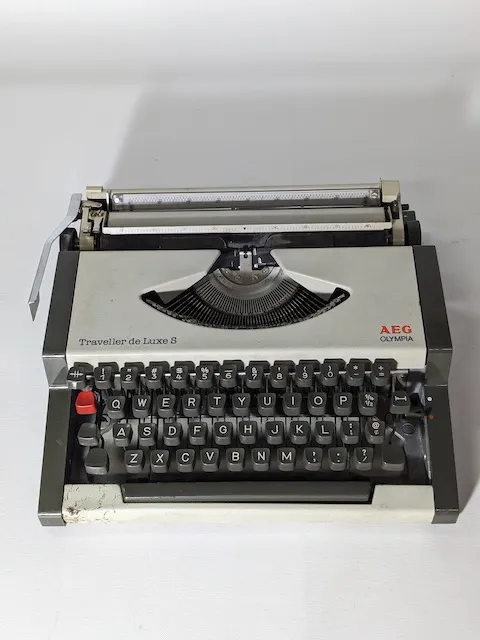 鐵質AEG OLYMPIATraveller De Luxe S Typewriter白色打字機(外殼白色)