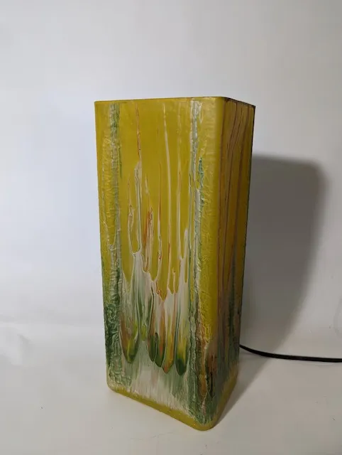黃綠色渲染方形玻璃燈罩桌燈