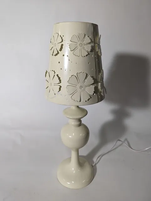 白色花朵金屬簍空燈罩桌燈