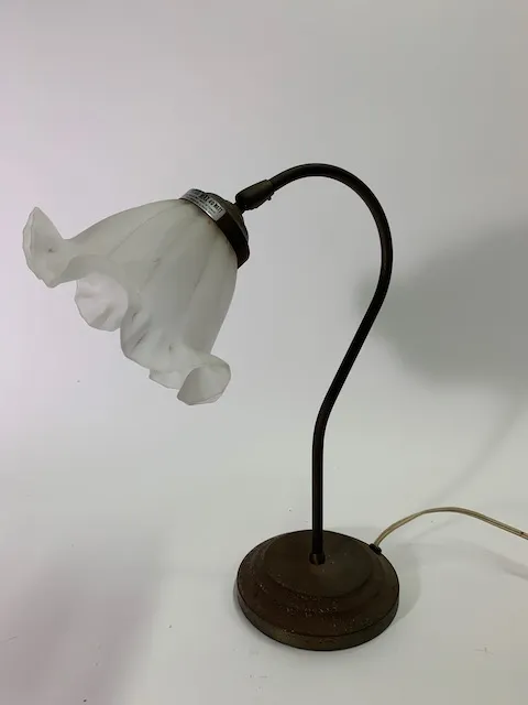 白色玻璃花朵造型燈罩桌燈