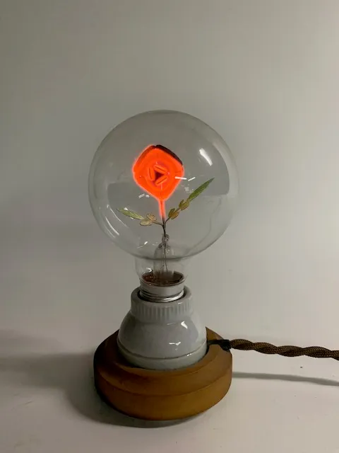 玫瑰造型愛迪生燈泡桌燈