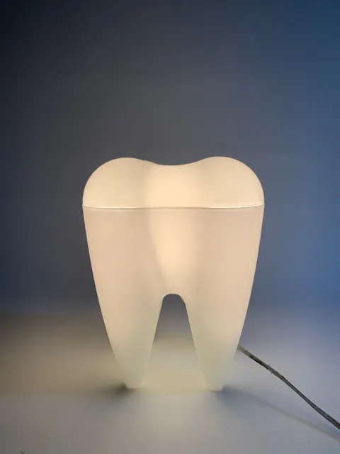白色塑膠牙齒造型桌燈