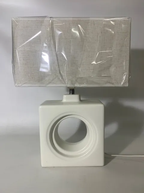 米色布質燈罩白色陶瓷桌燈