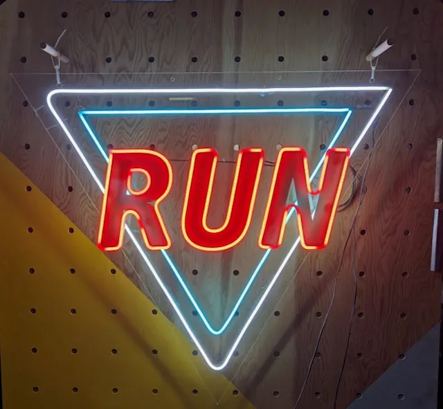 冰藍:紅色三角型RUN