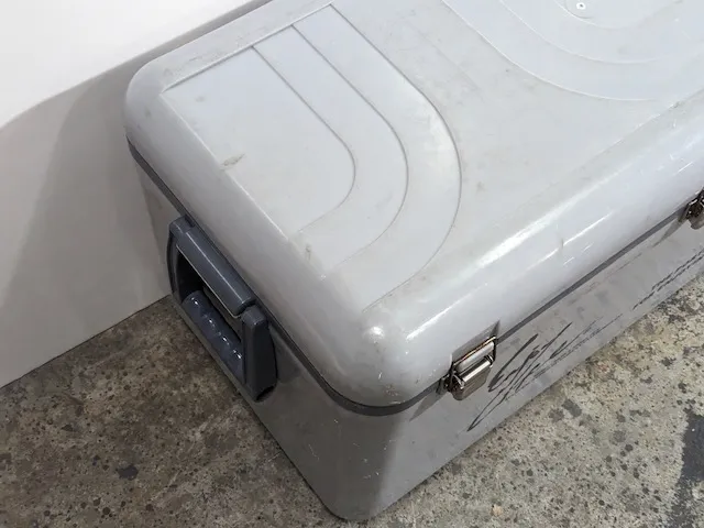 灰色冰桶 3