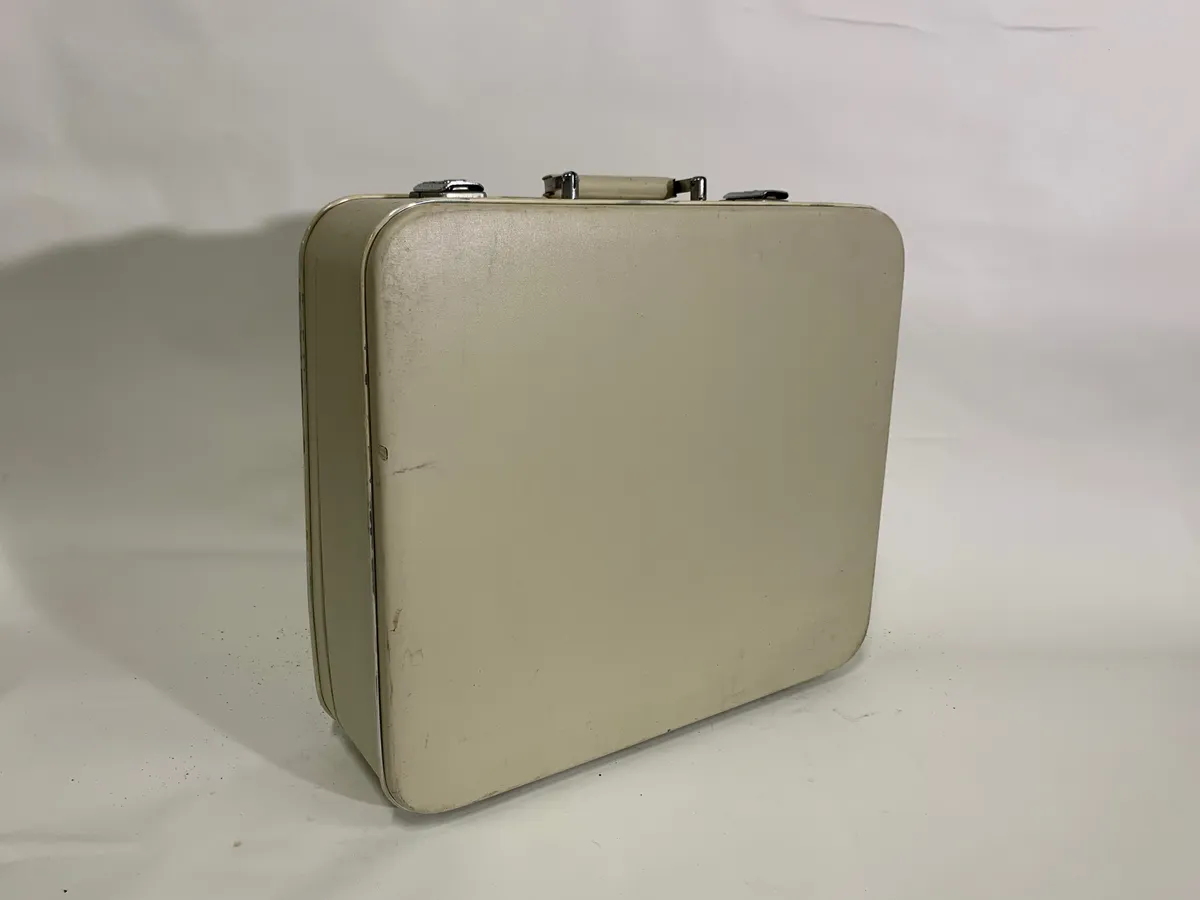 白色復古行李箱